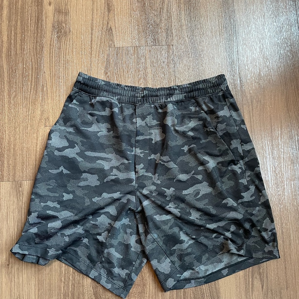 Lululemon 7” Pacebreaker Black Camo Shorts - Size Medium